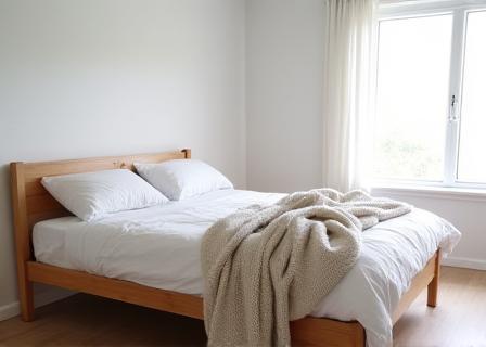 Seng i et rolig soverom